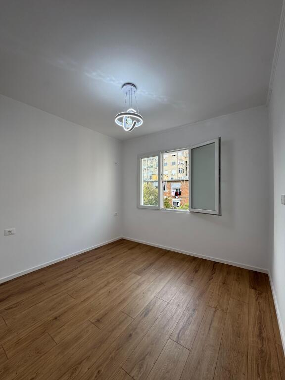 Shitet apartament 2+1+bllk