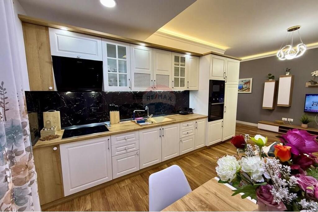 APARTAMENT 1+1 PËR QIRA, BLLOKU, TIRANË 📍 Rruga Margarita Tutulani Në një nga zonat më të kërkuara dhe dinamike të kryeqytetit, ofrohet për qira një apartament 1+1  🏠 Përshkrimi i Apartamentit: Apartamenti ndodhet në kati e 4-të të një pallati pa ashensor. Ka një sipërfaqe prej 70 m² dhe organizohet në mënyrë funksionale: Ambient ndenjeje dhe gatimi bashkë me dalje në ballkon të mbyllur, Një dhomë gjumi komode të madhe dhe mobilim bashkëkohor; Një tualet modern, i pajisur me pajisje sanitare cilësore.  💰 Çmimi: 75,000 lekë/muaj  📋 Kushtet e qirasë: 3 parapagime total ( 1 muaj +2 garanci ) Preferohen klientë(por te zgjedhur)🌍 Nuk lejohen kafshët shtëpiake 🐾 Jo duhan