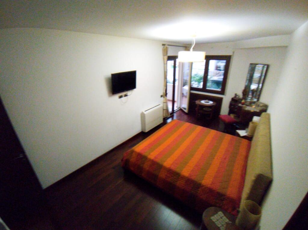 VENDESI APPARTAMENTO 3+1+2 A TIRANA VICINO AL GIARDINO BOTANICO