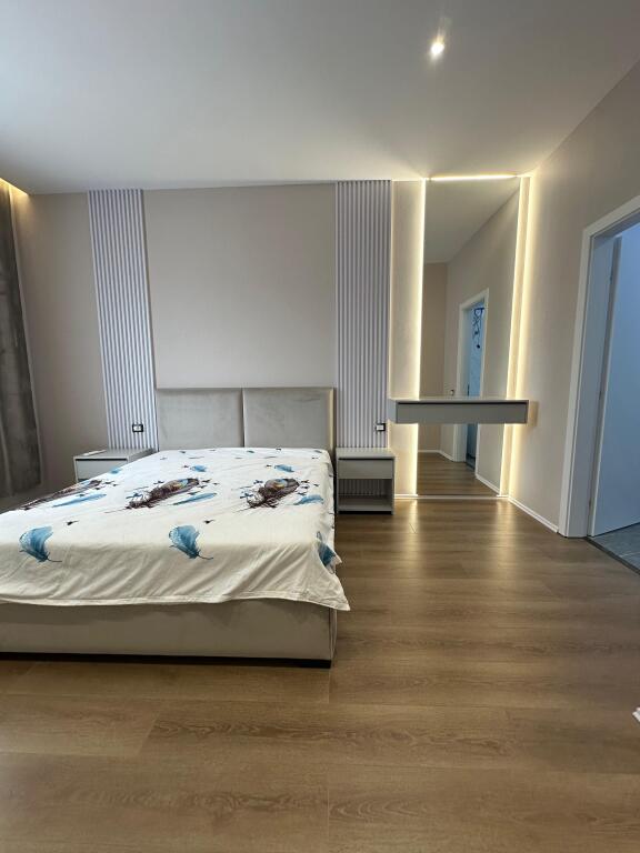 Jepet me qera super apartament 2+1+2 tek Kryqezimi Vasil Shanto/1000 euro