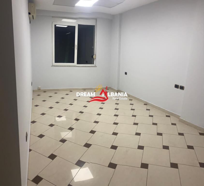Locale per ufficio in affitto a Bllok vicino a Juvenilies a Tirana (ID 42611269)
