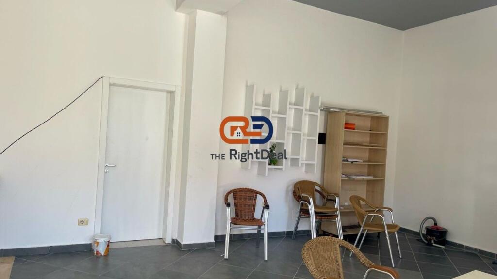 Vicino alla Scuola Rossa, Vendesi Locale Commerciale, Per Diverse Tipologie di Attività!!!