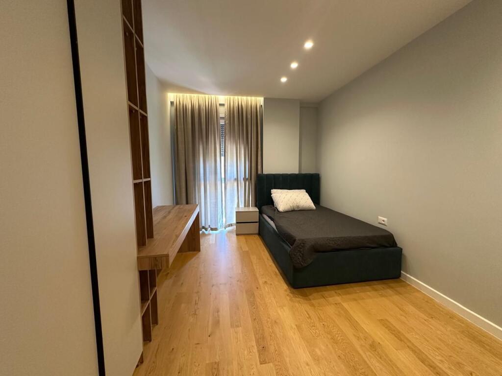 APARTAMENT 3+1 me DY POSTE PARKIMI në Rose Garden