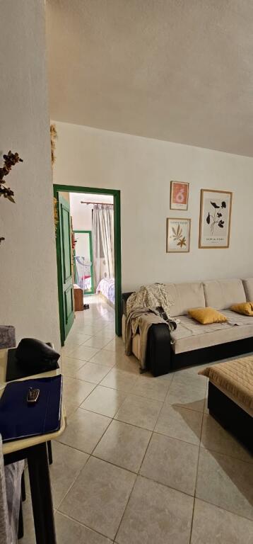 🏖 Shitet apartament 1+1, 59 m², i arreduar, vetëm 200 m nga deti – Mali i Robit, pranë Resort Kolaveri!