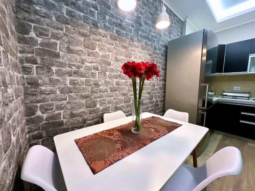 Myslym Shyri  🔺️ Japim me qira apartament me garazhd:  2+1+ballkon