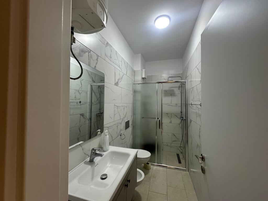 Apartament 2+1 + parkim tek Komuna e Parisit