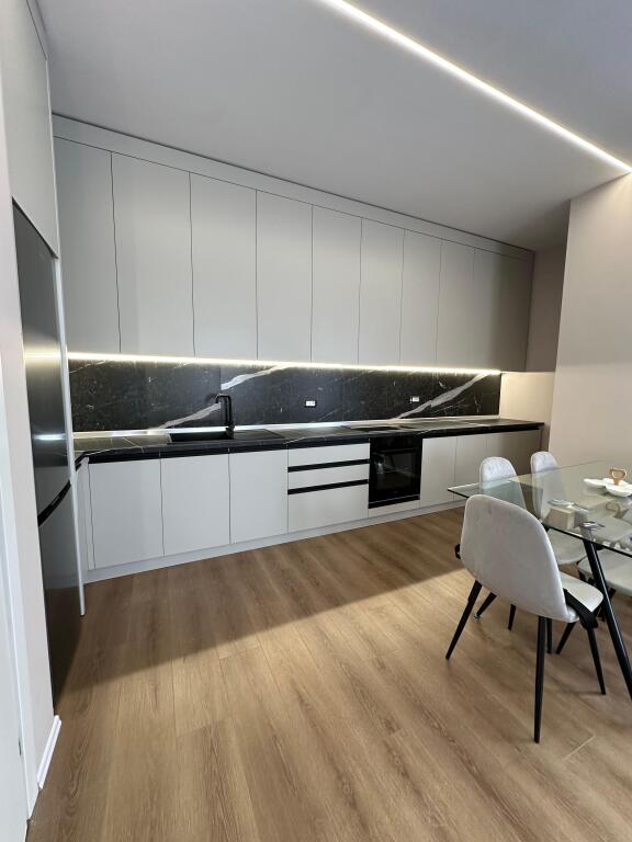 Jepet me qera super apartament 2+1+2 tek Kryqezimi Vasil Shanto/1000 euro