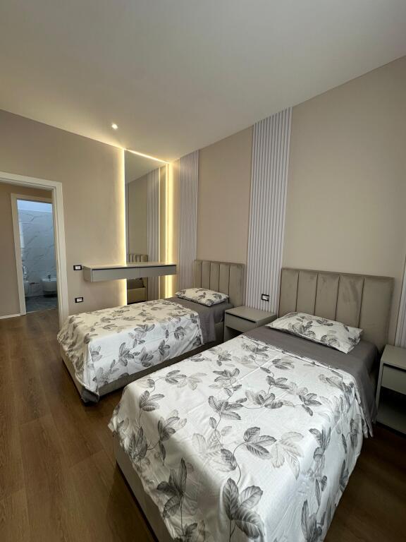 Jepet me qera super apartament 2+1+2 tek Kryqezimi Vasil Shanto/1000 euro