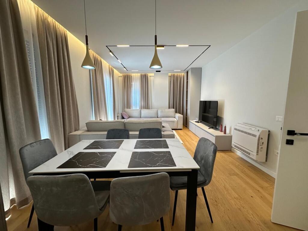 APARTAMENT 3+1 me DY POSTE PARKIMI në Rose Garden