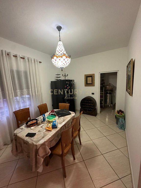 Villa in vendita a Kinostudios, vicino al Grande Anello – Investi in comodità e privacy.