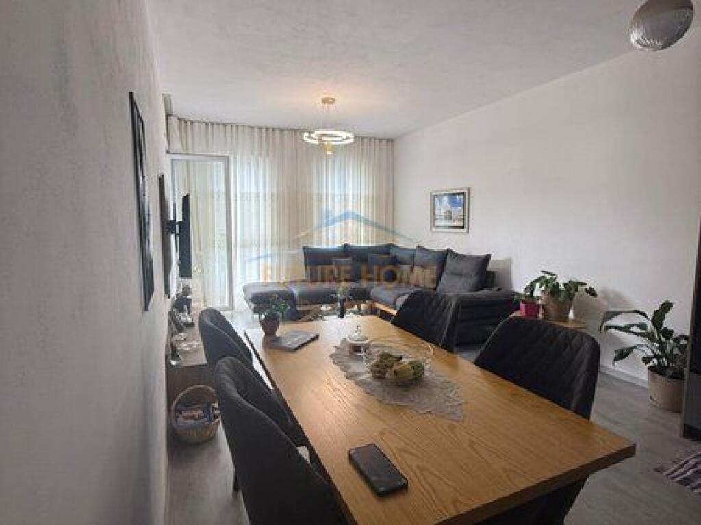 Shitet, Apartament 2+1, Kompleksi Univers City, Tiranë.