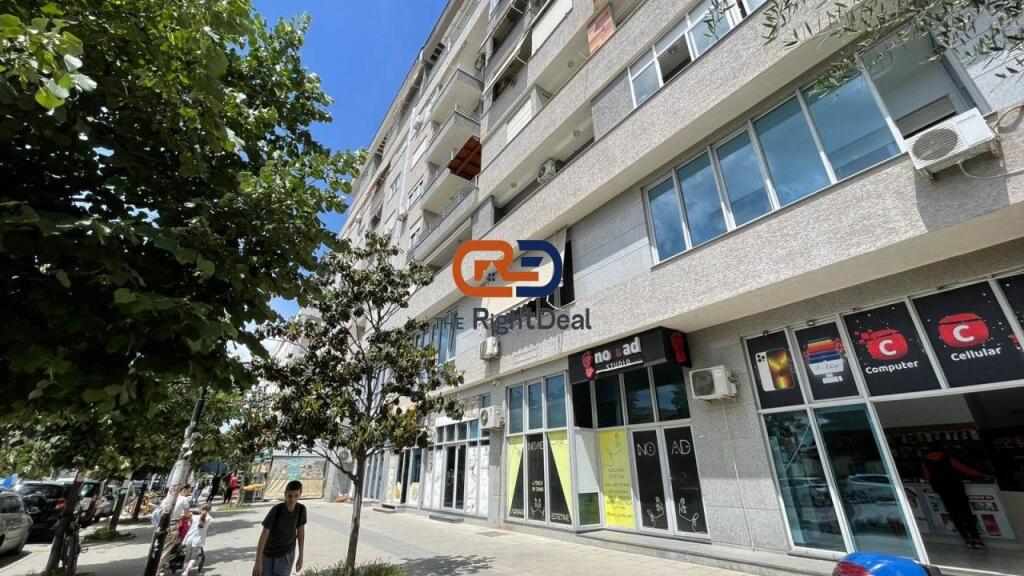 Tek Vila L, Shitet Njesi Biznesi, Me Planimetri Te Rregullt Buze Rruges Kryesore!!