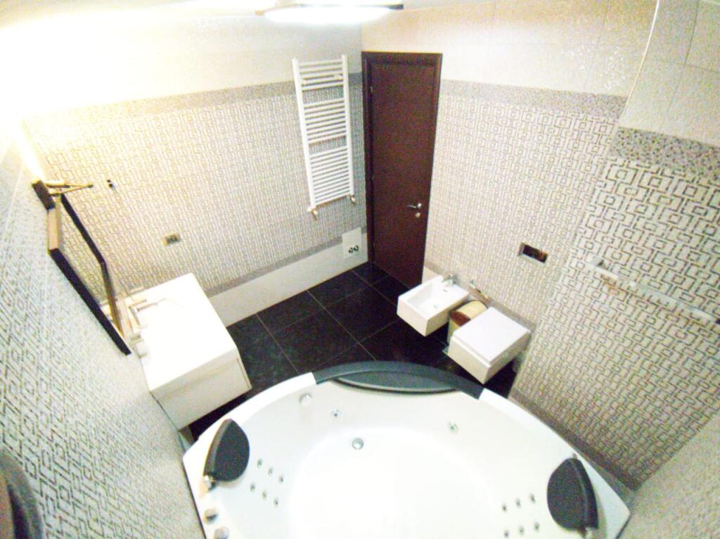 VENDESI APPARTAMENTO 3+1+2 A TIRANA VICINO AL GIARDINO BOTANICO