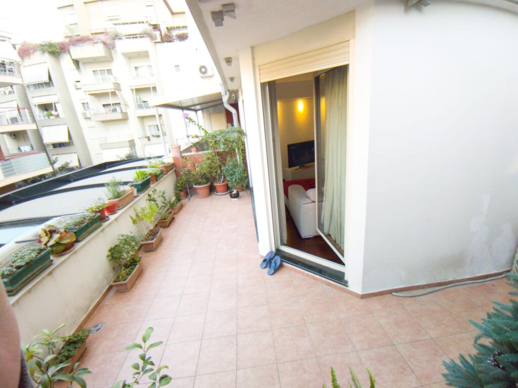 VENDESI APPARTAMENTO 3+1+2 A TIRANA VICINO AL GIARDINO BOTANICO