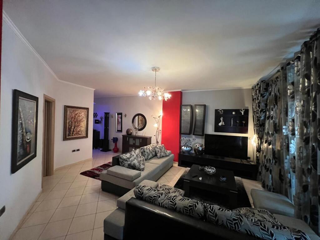 Apartament 2+1 me qira Rruga e Barrikadave.