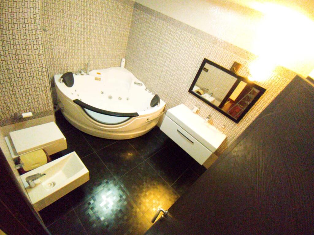 VENDESI APPARTAMENTO 3+1+2 A TIRANA VICINO AL GIARDINO BOTANICO