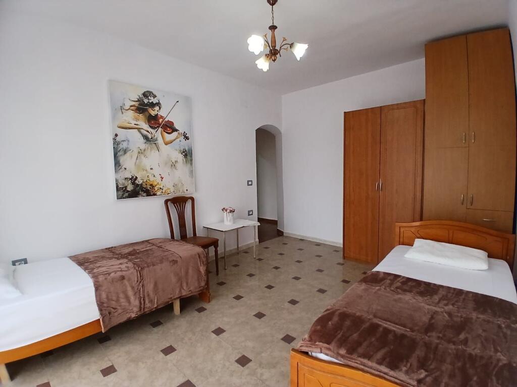 Jepet me qera apartament 2+1 te Rruga e Durresit