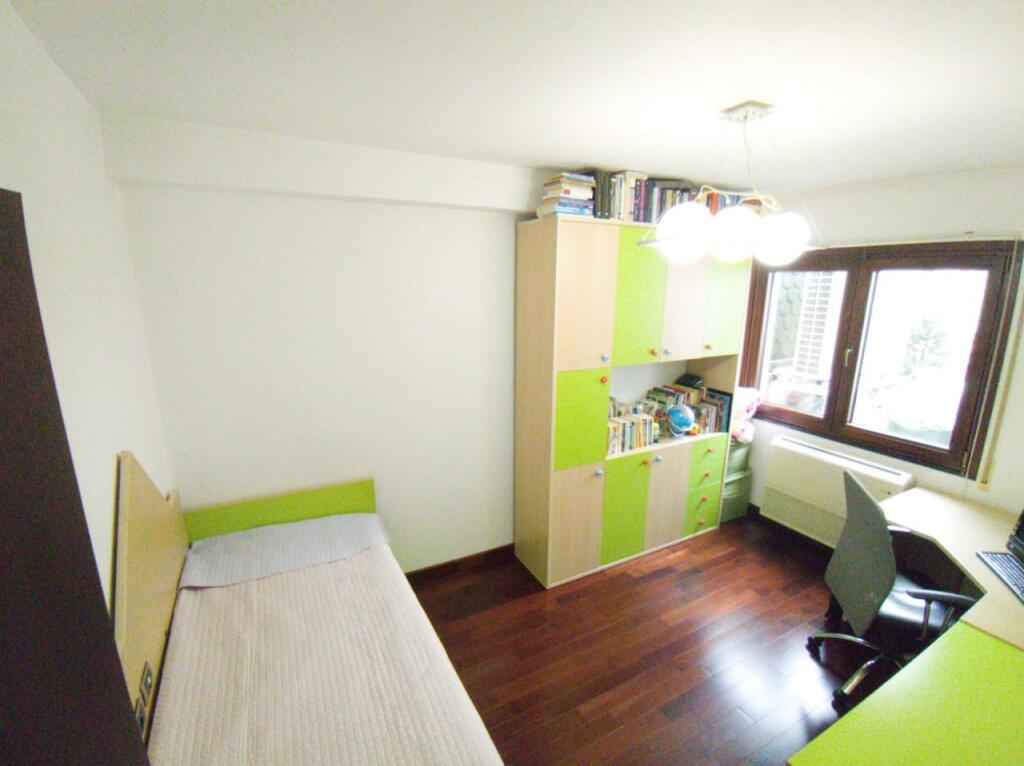 VENDESI APPARTAMENTO 3+1+2 A TIRANA VICINO AL GIARDINO BOTANICO