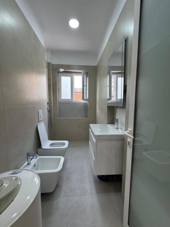 Shitet apartament 2+1+bllk