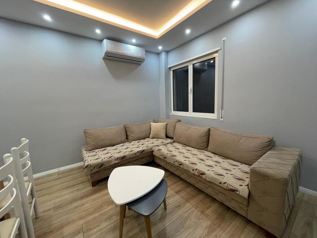 Shitet Apartament 2+1+2 me ballkon ne Linze