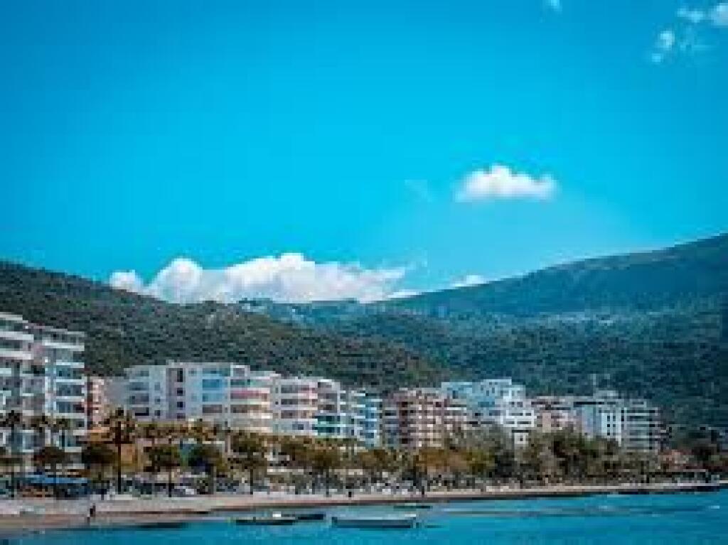 Shitet vile me truall ne Lungomare Vlore