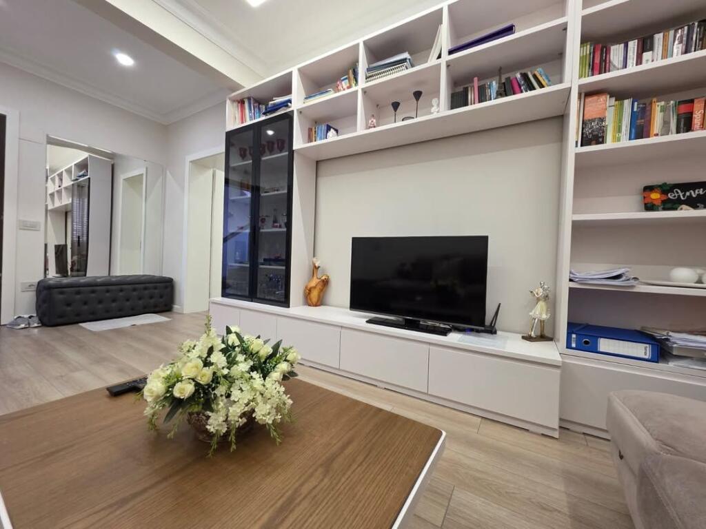 For rent 1+1 apartment with separate kitchen and dining area near the Faculty of Law ,