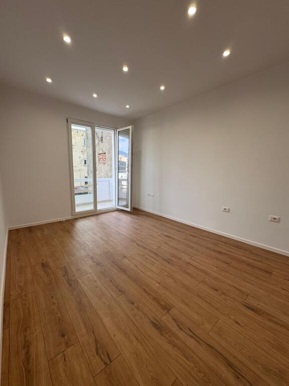 Shitet apartament 2+1+bllk