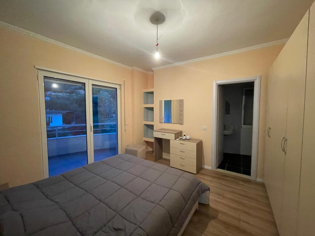 Shitet Apartament 2+1+2 me ballkon ne Linze