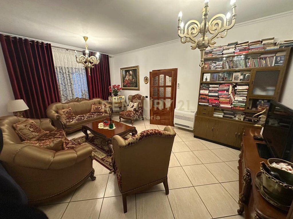 Villa in vendita a Kinostudios, vicino al Grande Anello – Investi in comodità e privacy.