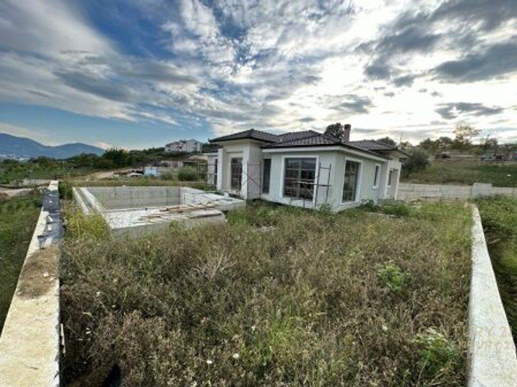 Vile Individuale me Pishine per Shitje ne Farke!