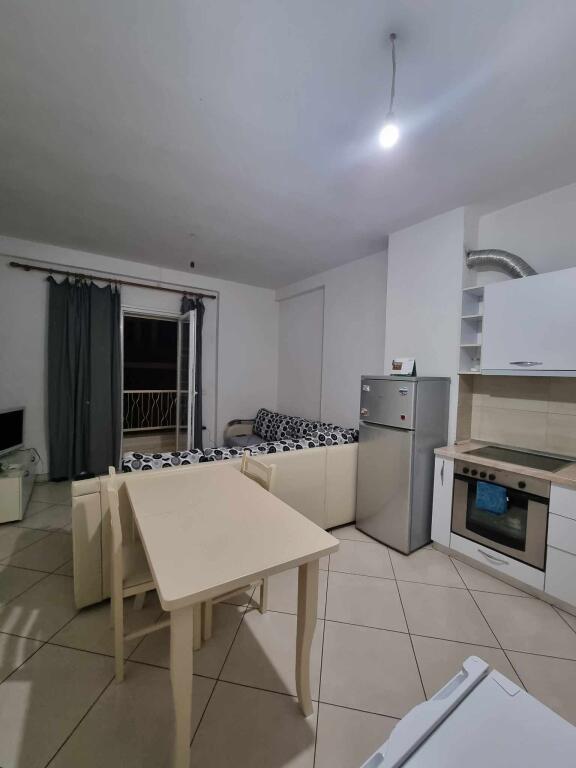 Kerkoj nje vajze per ndarje qeraje