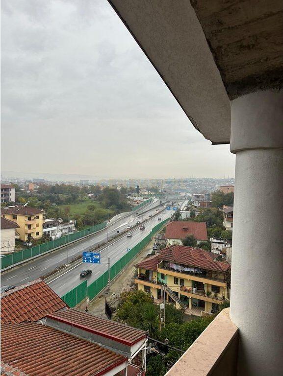 Villa in vendita a Kinostudios, vicino al Grande Anello – Investi in comodità e privacy.