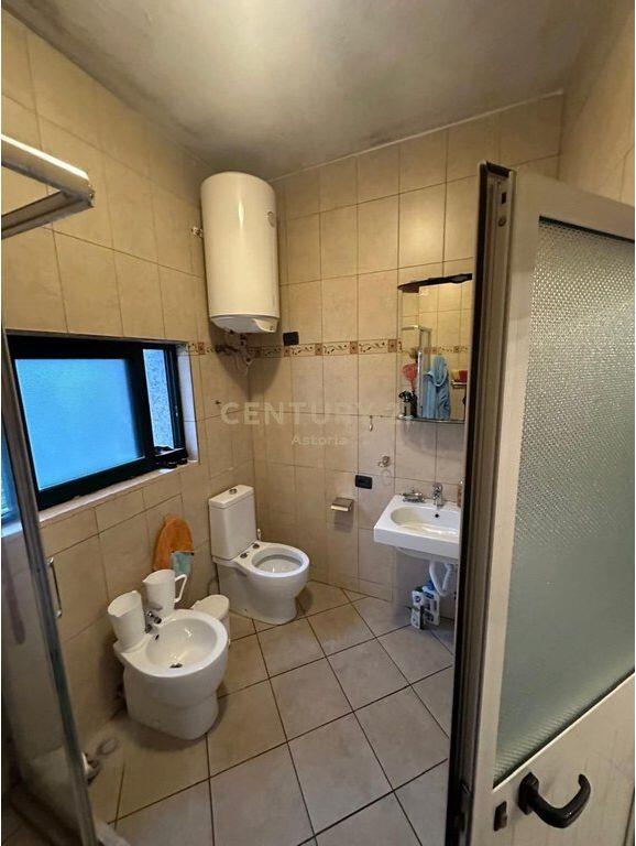 Villa in vendita a Kinostudios, vicino al Grande Anello – Investi in comodità e privacy.