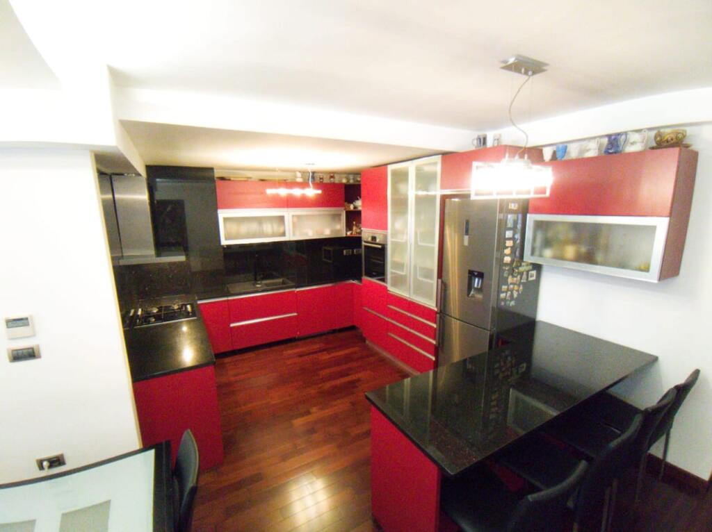 VENDESI APPARTAMENTO 3+1+2 A TIRANA VICINO AL GIARDINO BOTANICO