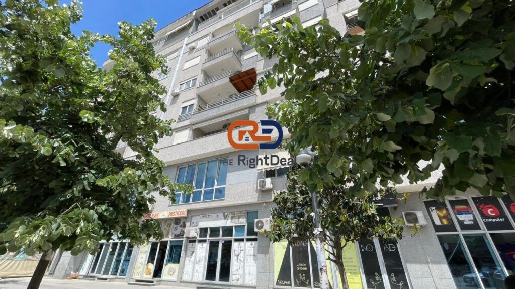 Tek Vila L, Shitet Njesi Biznesi, Me Planimetri Te Rregullt Buze Rruges Kryesore!!