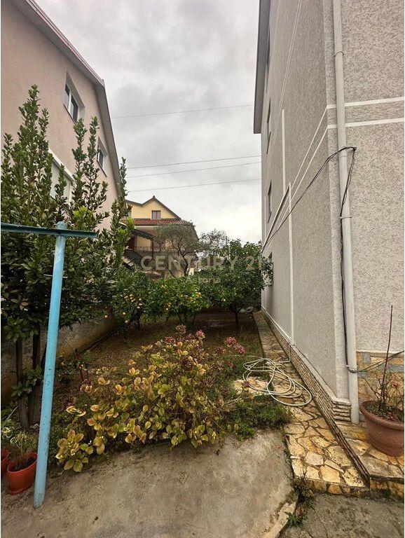 Villa in vendita a Kinostudios, vicino al Grande Anello – Investi in comodità e privacy.