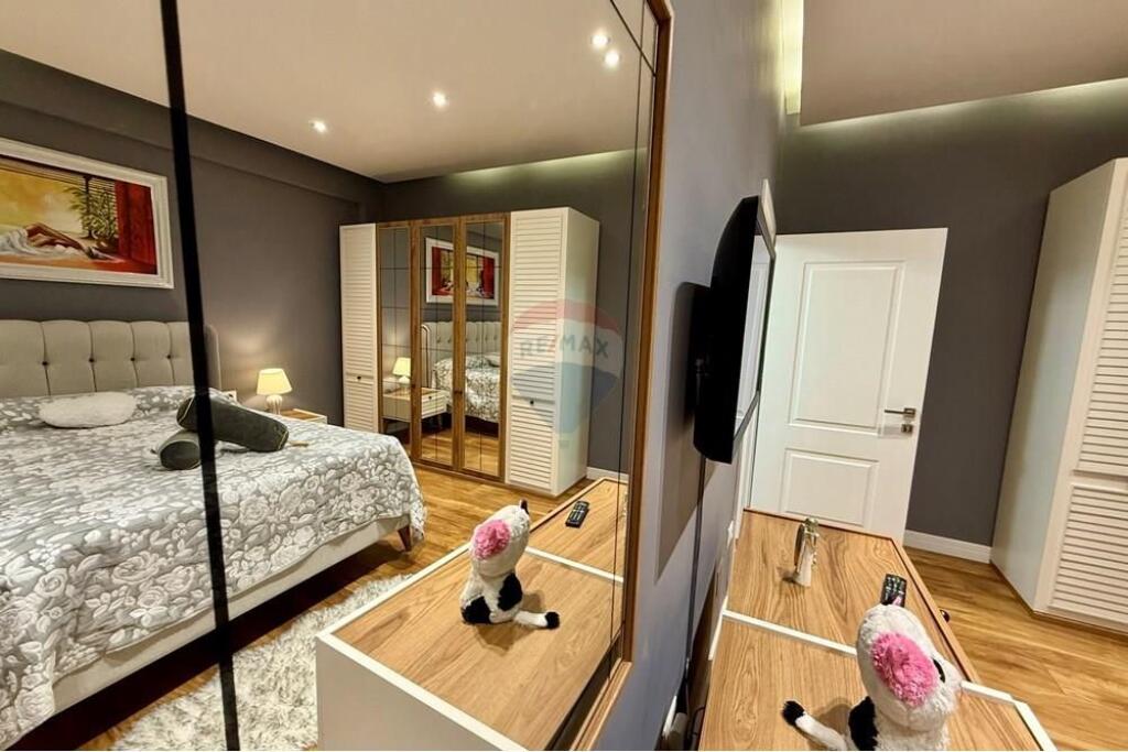 APARTAMENT 1+1 PËR QIRA, BLLOKU, TIRANË 📍 Rruga Margarita Tutulani Në një nga zonat më të kërkuara dhe dinamike të kryeqytetit, ofrohet për qira një apartament 1+1  🏠 Përshkrimi i Apartamentit: Apartamenti ndodhet në kati e 4-të të një pallati pa ashensor. Ka një sipërfaqe prej 70 m² dhe organizohet në mënyrë funksionale: Ambient ndenjeje dhe gatimi bashkë me dalje në ballkon të mbyllur, Një dhomë gjumi komode të madhe dhe mobilim bashkëkohor; Një tualet modern, i pajisur me pajisje sanitare cilësore.  💰 Çmimi: 75,000 lekë/muaj  📋 Kushtet e qirasë: 3 parapagime total ( 1 muaj +2 garanci ) Preferohen klientë(por te zgjedhur)🌍 Nuk lejohen kafshët shtëpiake 🐾 Jo duhan