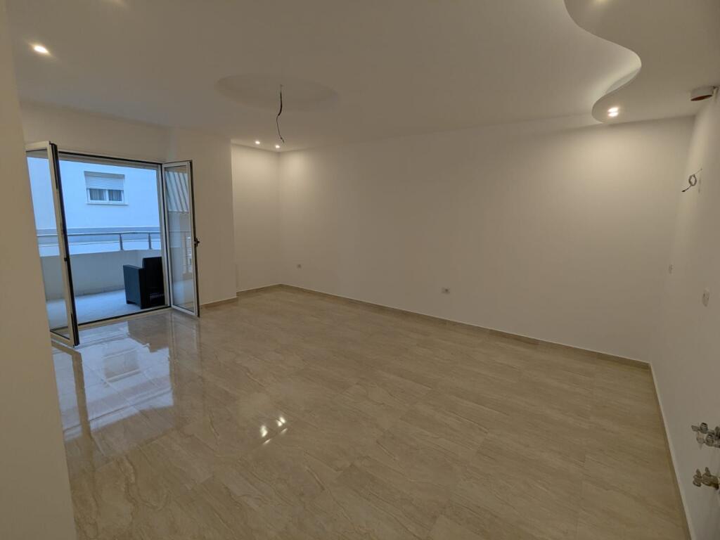 Shitet apartament 2+1 Vlore Lungomare