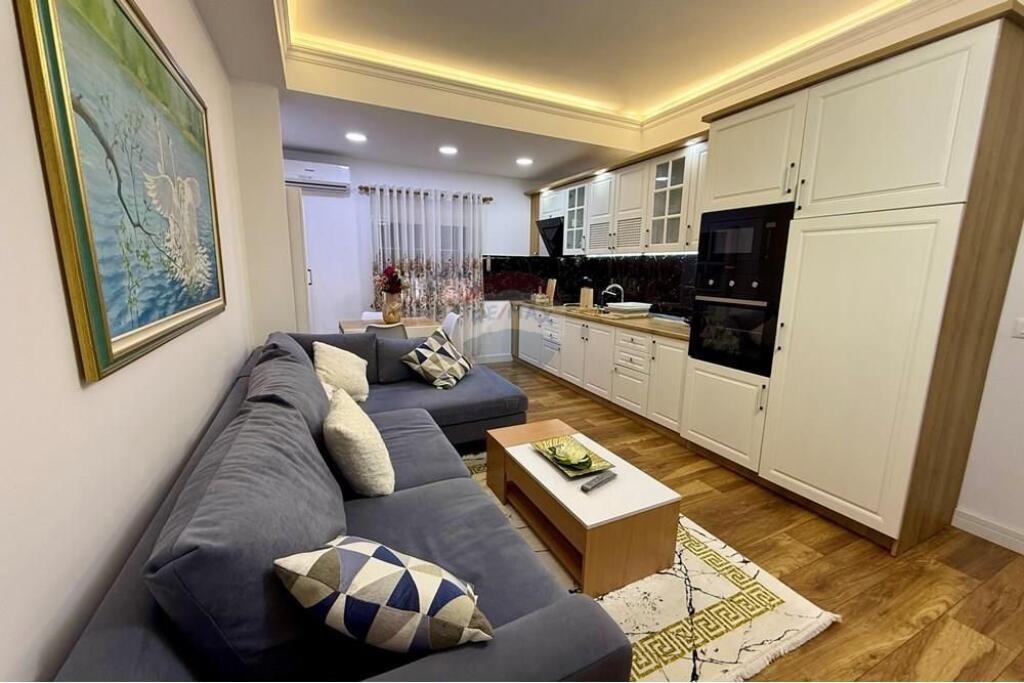 APARTAMENT 1+1 PËR QIRA, BLLOKU, TIRANË 📍 Rruga Margarita Tutulani Në një nga zonat më të kërkuara dhe dinamike të kryeqytetit, ofrohet për qira një apartament 1+1  🏠 Përshkrimi i Apartamentit: Apartamenti ndodhet në kati e 4-të të një pallati pa ashensor. Ka një sipërfaqe prej 70 m² dhe organizohet në mënyrë funksionale: Ambient ndenjeje dhe gatimi bashkë me dalje në ballkon të mbyllur, Një dhomë gjumi komode të madhe dhe mobilim bashkëkohor; Një tualet modern, i pajisur me pajisje sanitare cilësore.  💰 Çmimi: 75,000 lekë/muaj  📋 Kushtet e qirasë: 3 parapagime total ( 1 muaj +2 garanci ) Preferohen klientë(por te zgjedhur)🌍 Nuk lejohen kafshët shtëpiake 🐾 Jo duhan