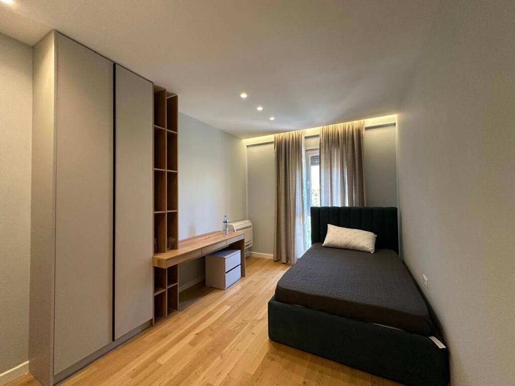 APARTAMENT 3+1 me DY POSTE PARKIMI në Rose Garden