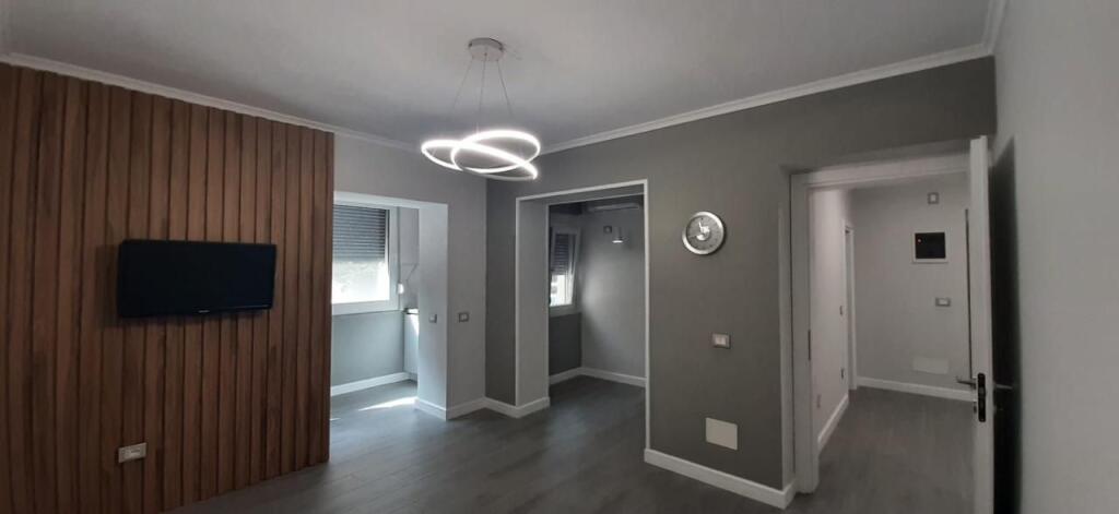 Apartment 1+1, Red School!