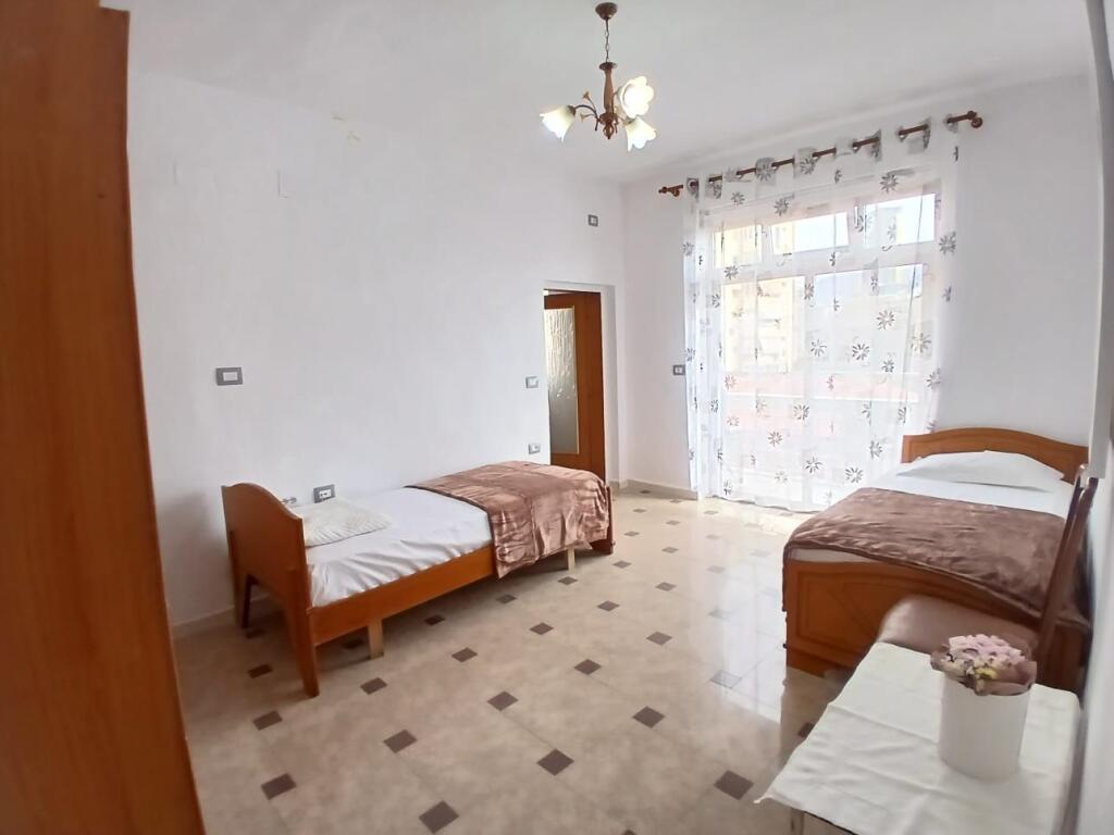 Jepet me qera apartament 2+1 te Rruga e Durresit