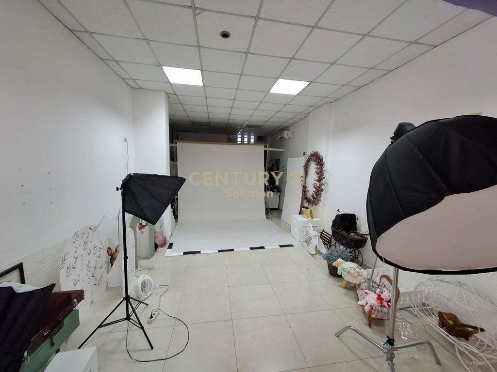 JEPET AMBJENT KOMERCIAL ME QERA TEK RRUGA DIBRES ! 500 € /Muaj