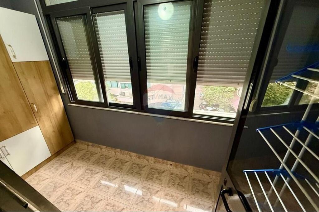 APARTAMENT 1+1 PËR QIRA, BLLOKU, TIRANË 📍 Rruga Margarita Tutulani Në një nga zonat më të kërkuara dhe dinamike të kryeqytetit, ofrohet për qira një apartament 1+1  🏠 Përshkrimi i Apartamentit: Apartamenti ndodhet në kati e 4-të të një pallati pa ashensor. Ka një sipërfaqe prej 70 m² dhe organizohet në mënyrë funksionale: Ambient ndenjeje dhe gatimi bashkë me dalje në ballkon të mbyllur, Një dhomë gjumi komode të madhe dhe mobilim bashkëkohor; Një tualet modern, i pajisur me pajisje sanitare cilësore.  💰 Çmimi: 75,000 lekë/muaj  📋 Kushtet e qirasë: 3 parapagime total ( 1 muaj +2 garanci ) Preferohen klientë(por te zgjedhur)🌍 Nuk lejohen kafshët shtëpiake 🐾 Jo duhan