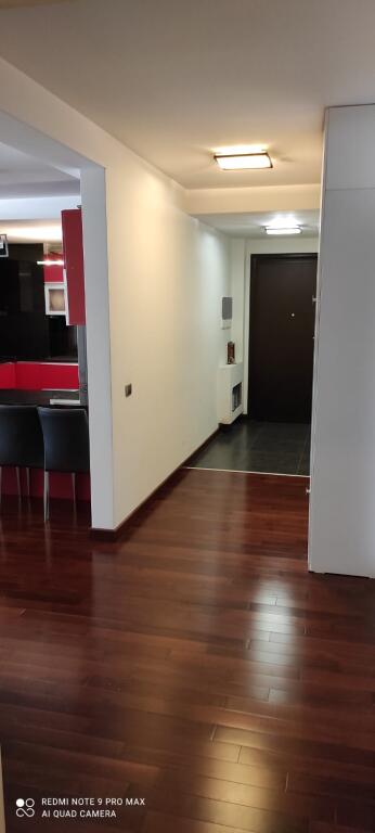 VENDESI APPARTAMENTO 3+1+2 A TIRANA VICINO AL GIARDINO BOTANICO