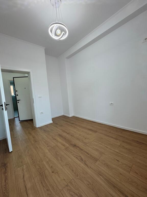 Shitet apartament 2+1+bllk