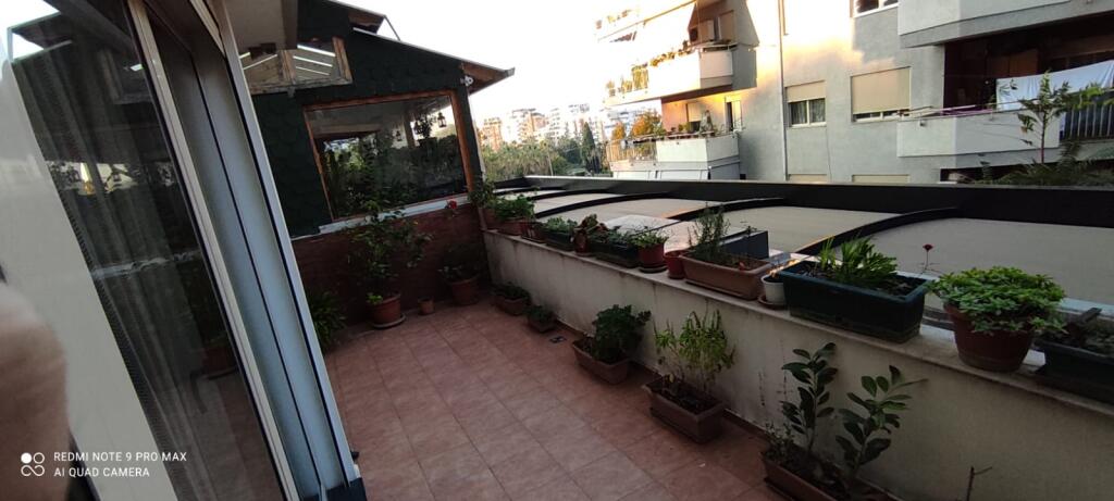 VENDESI APPARTAMENTO 3+1+2 A TIRANA VICINO AL GIARDINO BOTANICO