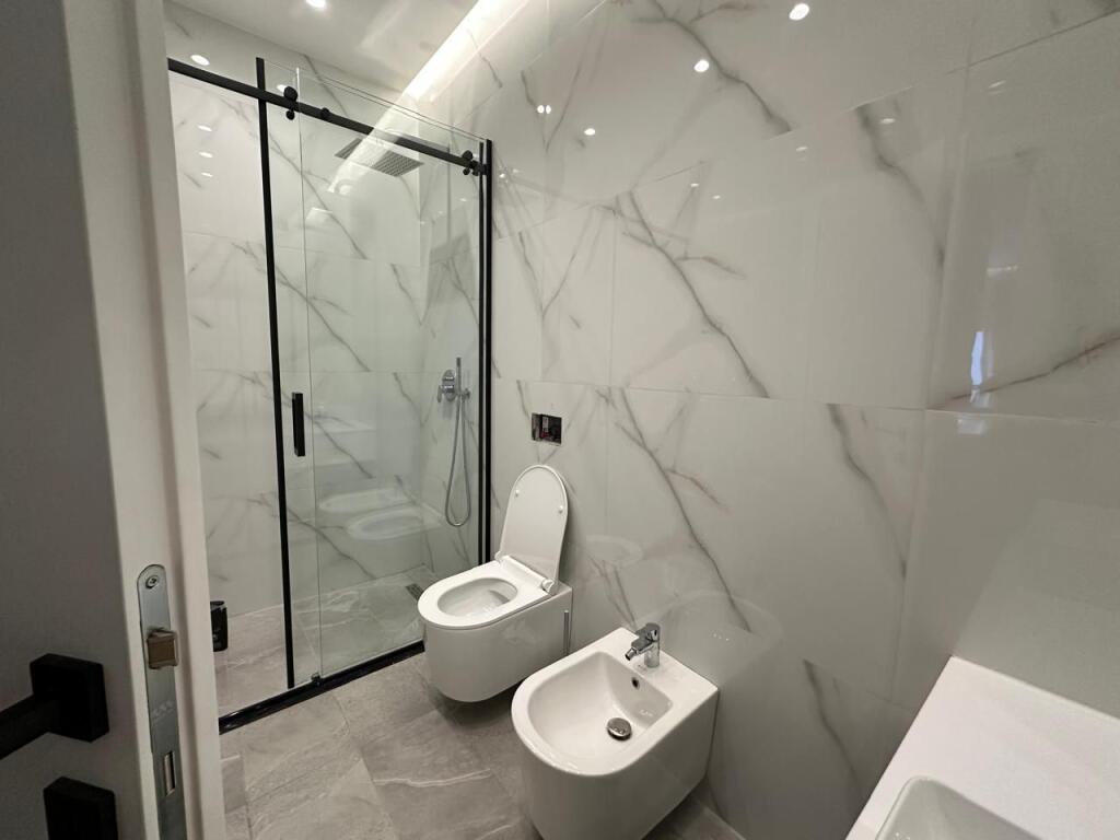 APARTAMENT 3+1 me DY POSTE PARKIMI në Rose Garden