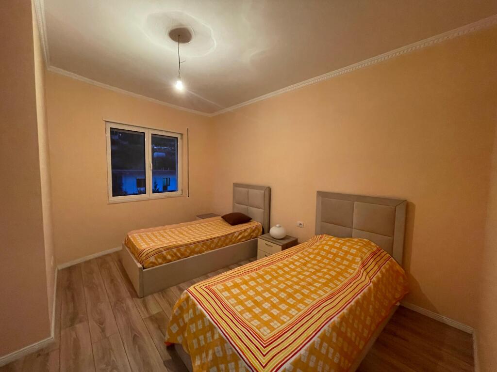 Shitet Apartament 2+1+2 me ballkon ne Linze