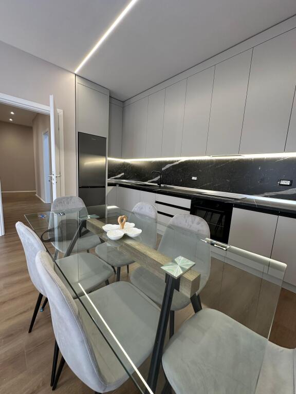 Jepet me qera super apartament 2+1+2 tek Kryqezimi Vasil Shanto/1000 euro